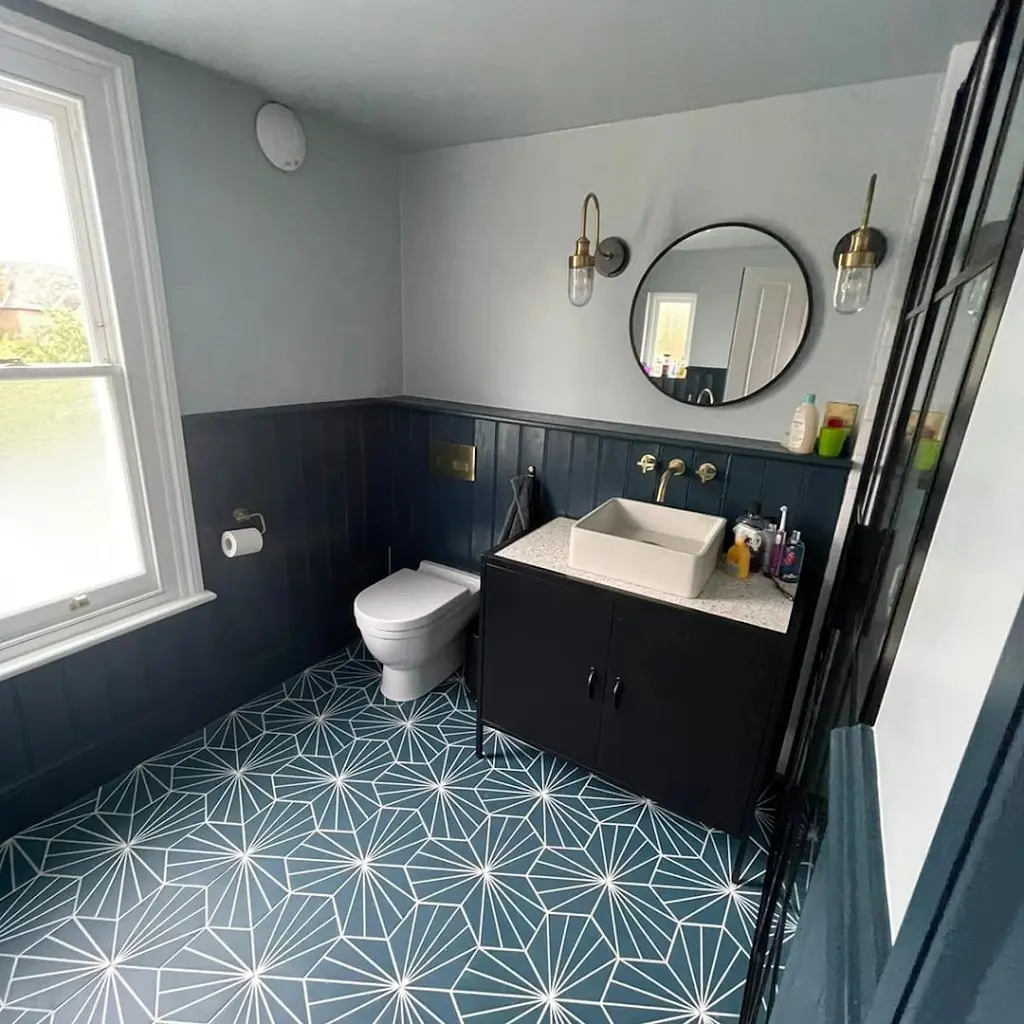 Bathroom with painted navy lower panelling and light grey walls