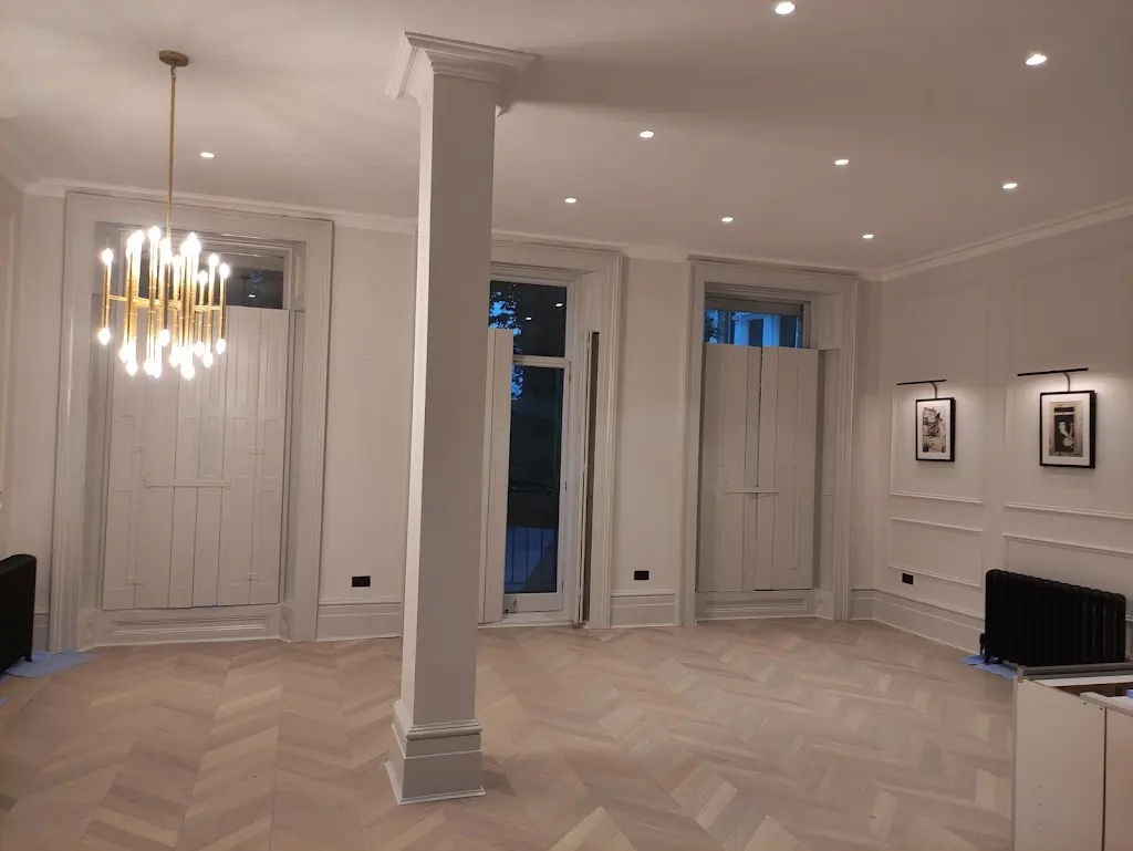 Fine detailing on cornices